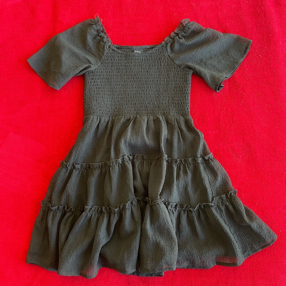 Art Class Girl's Short Sleeve Lined Smocked Top Pullover Black Dress Size: M (8)